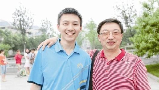 四川考生高考689分，父子俩激动相拥，网友直言谁是父亲