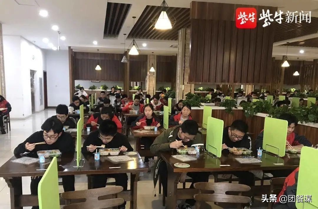 全网最帅厨师长、霸气菜、全鱼宴……高考“加油餐”实力爆表