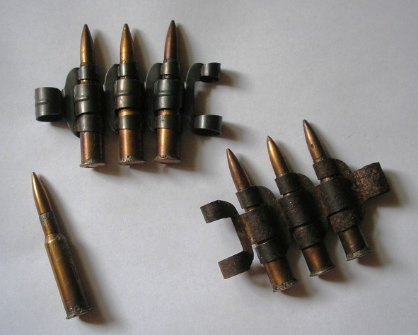 可散弹链的单个链节并不能抱弹,它是将子弹本身作为链节铰合的中轴.