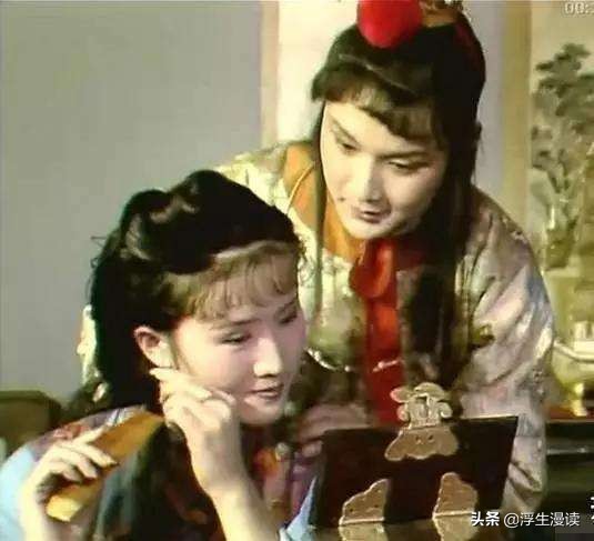 晴雯是白天的云彩，麝月是晚上的幽香，名字已暗示了命运