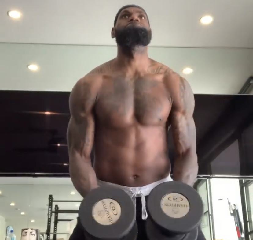 nba球員為什么用小啞鈴（老詹又擼鐵，啞鈴太大周琦迷你杠鈴躺槍，球迷：中鋒與后衛的差別）