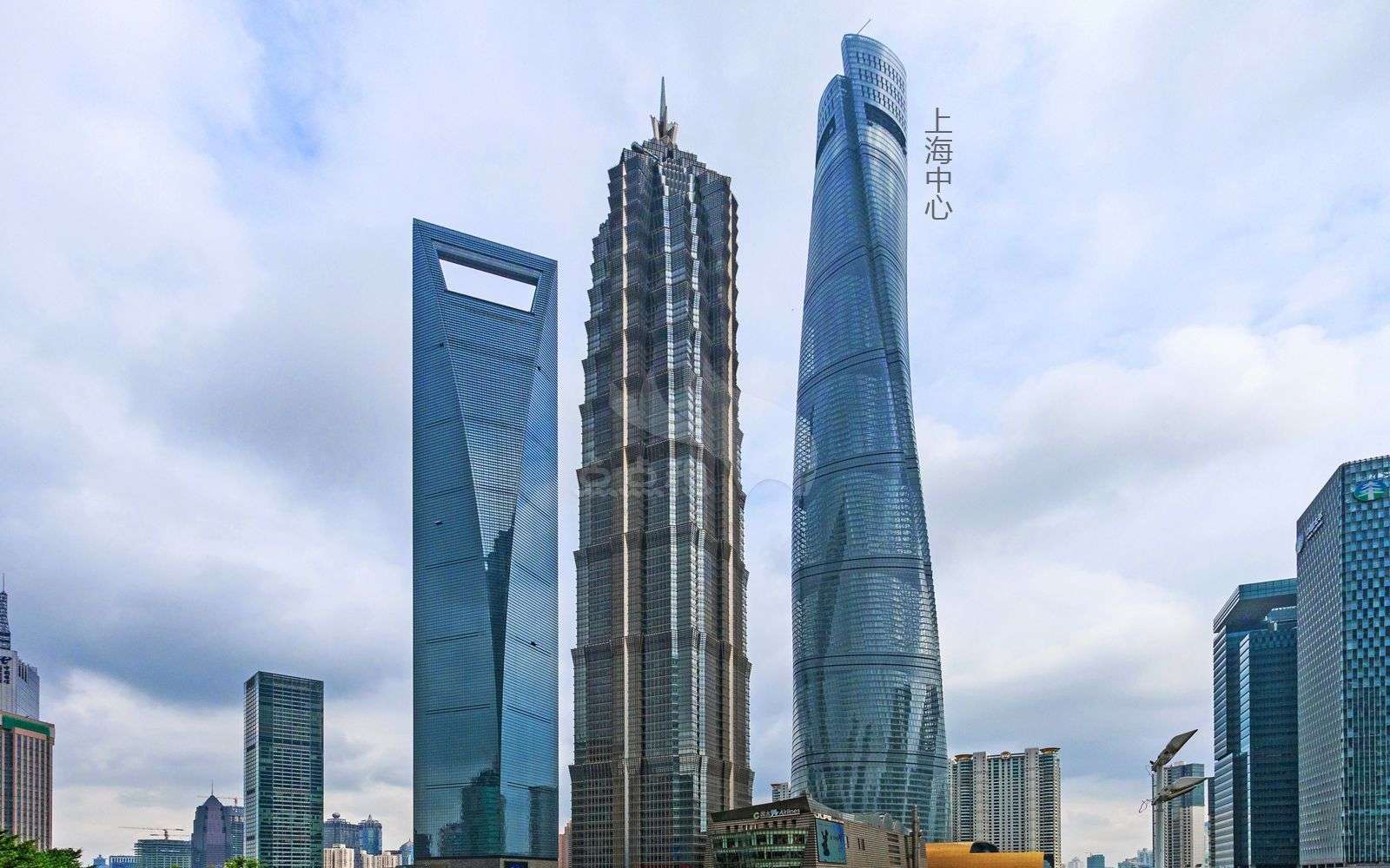 上海中心大厦位于上海浦东新区陆家嘴金融贸易区,高度达到了632米,地