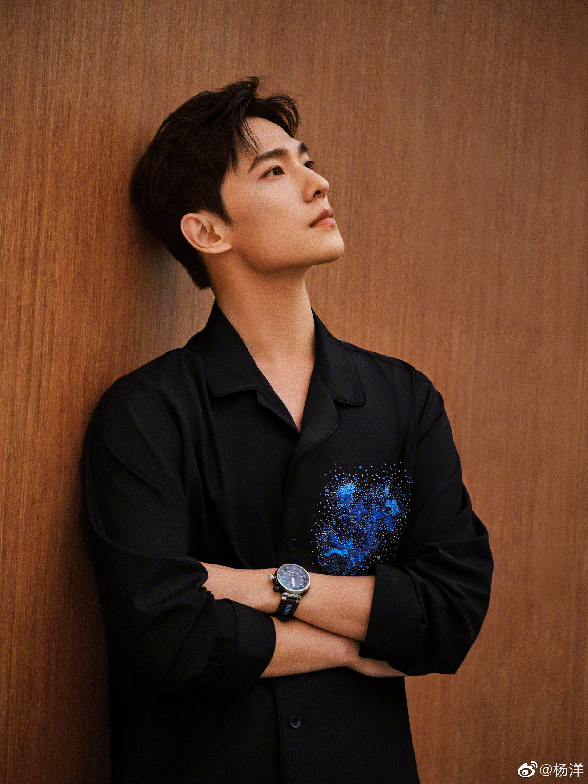 五官深邃立体,俊朗感十足,简直是万千少女心目中的男盆友啊杨洋,那