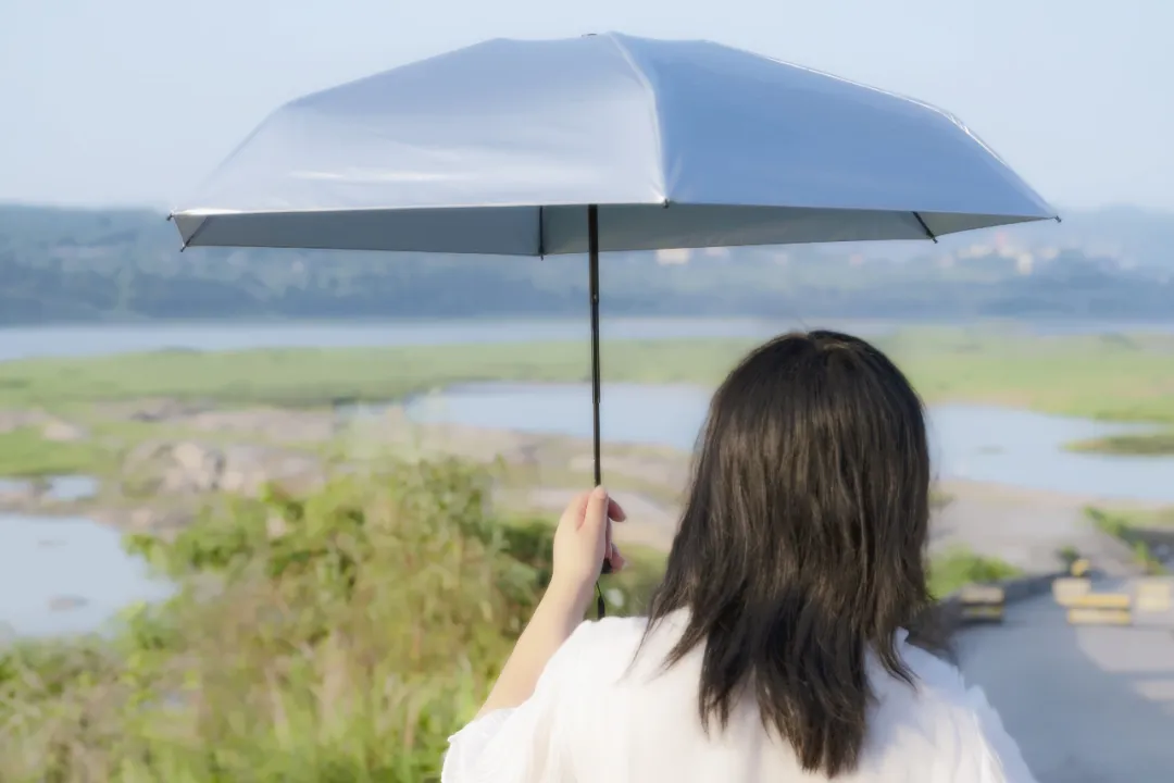 比手机还小的晴雨两用伞，防晒还能阻隔紫外线，白白嫩嫩过夏季