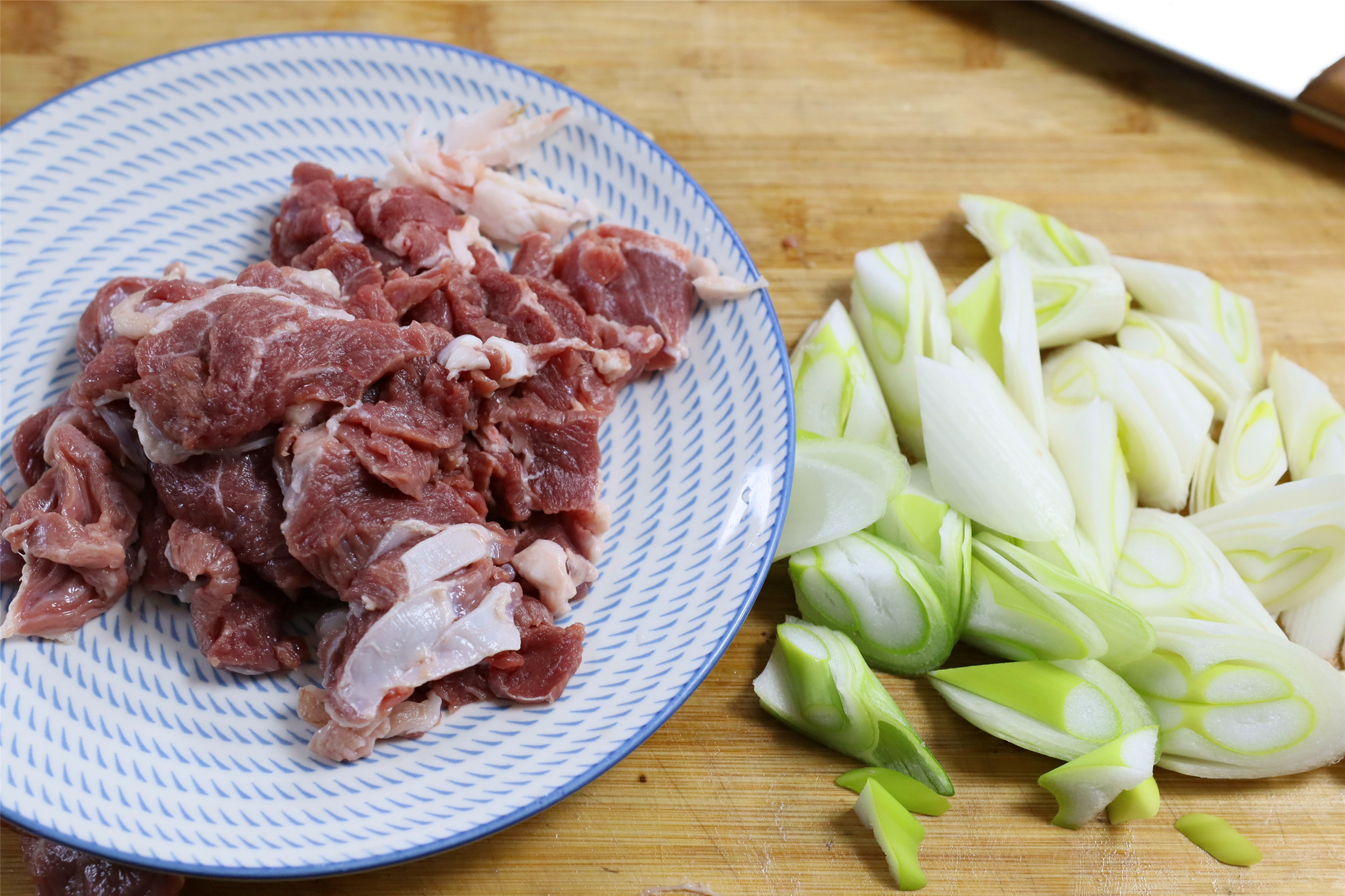 年夜饭加盘好菜，大厨教你葱爆羊肉的经典做法，羊肉鲜嫩，膻味小