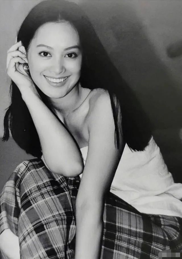 情史丰富的8位女星，一个比一个有故事，有人用爱疗伤有人毁声誉