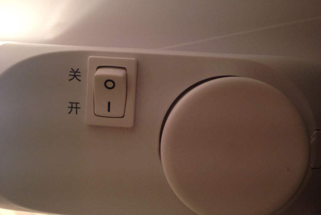 市面上的冰箱主要通过两种方式来控制温度:智能冰箱能够通过液晶面板