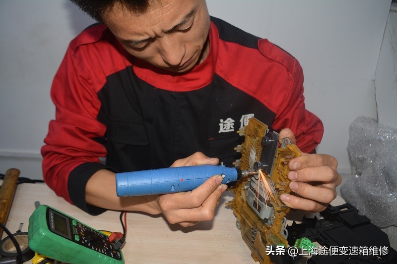 英菲尼迪FX35出现加速无力，顿挫，异响，抖动故障，变速箱维修