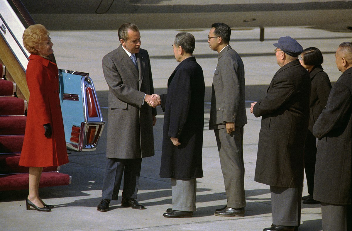 1972年尼克松访华结束，带了几瓶茅台回美国，结果差点把白宫烧了