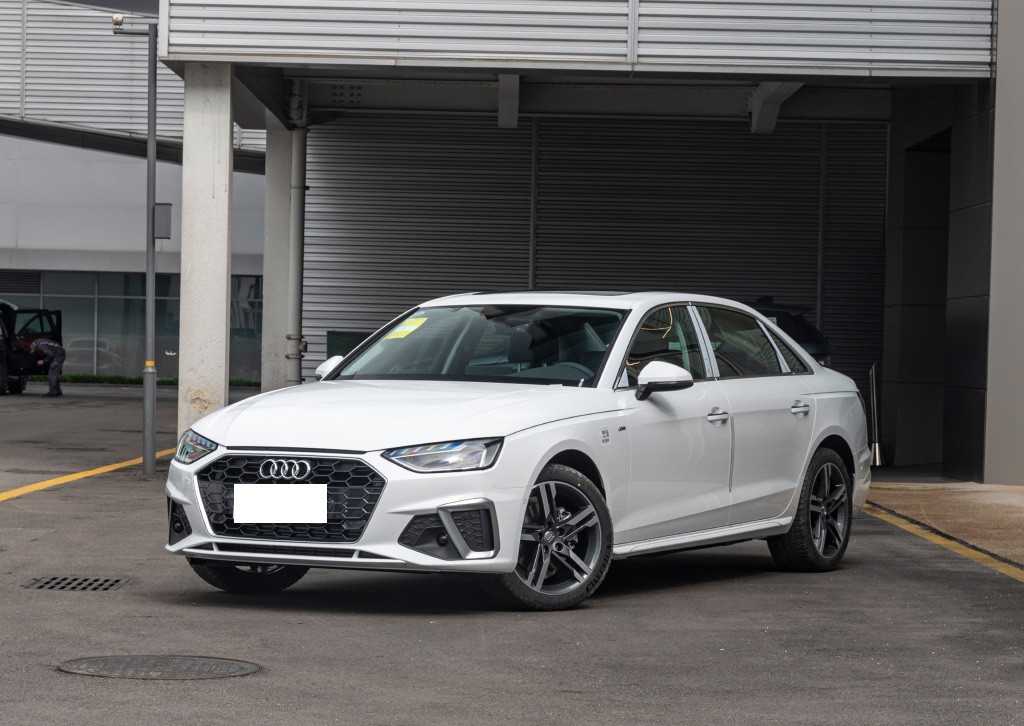 31.88万起售，2022款奥迪A4L正式上市，全系标配多彩氛围灯