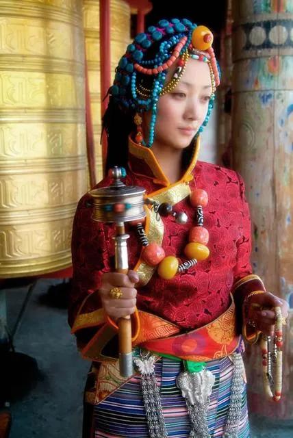 恋人仁增旺姆的脸,是田野上最美丽的花.