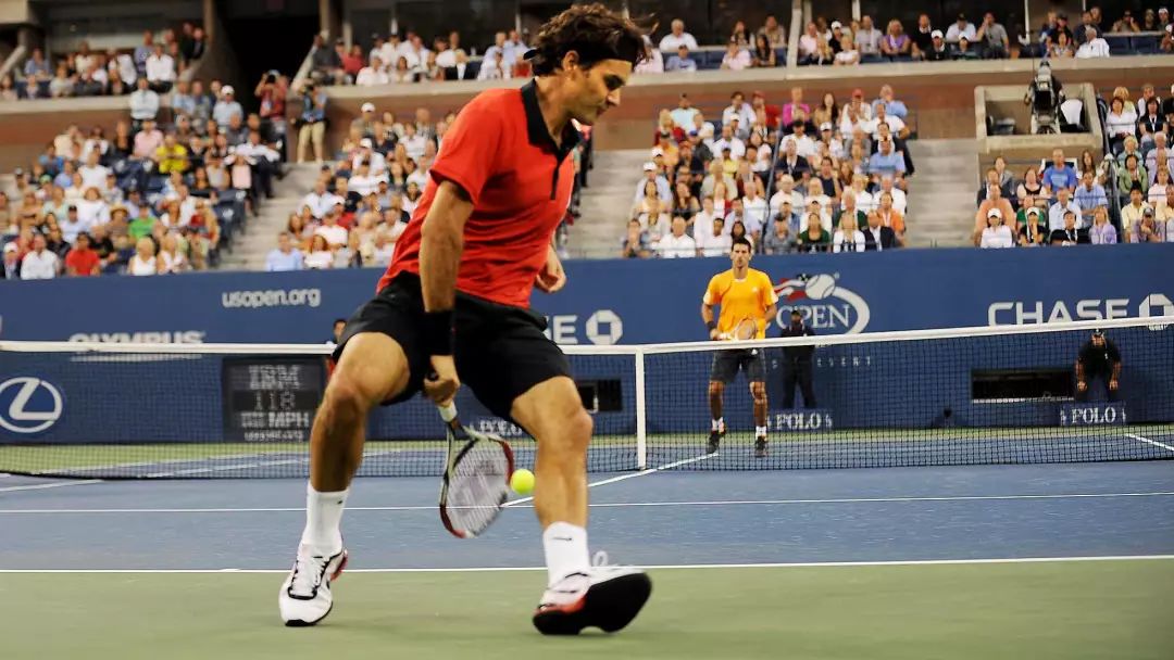 击球时机网球(网球胯下击球速成，主要击球力量居然来源于手臂和手腕)
