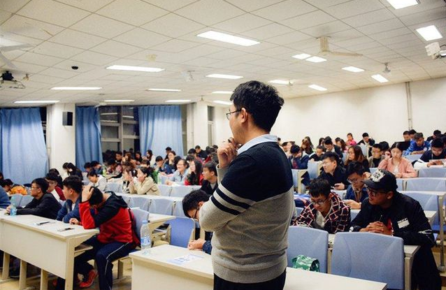 大学教授发型走红网络，每天“头顶祥云”上课，学生如临仙境