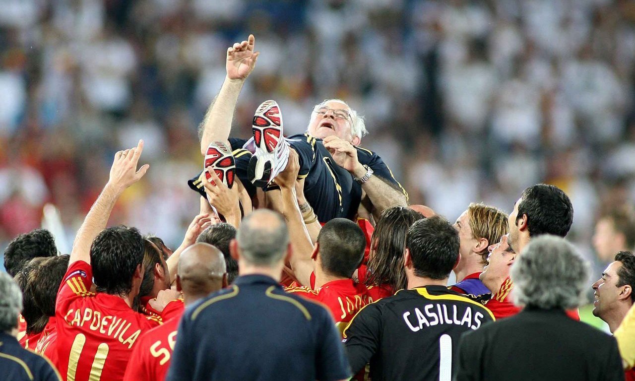 改革-2008年欧洲杯西班牙队时隔44年再次举起德劳内杯