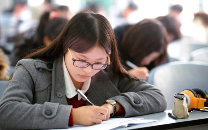 2021高考报考指南：毕业就是外交官的“小语种”专业，想试试吗？