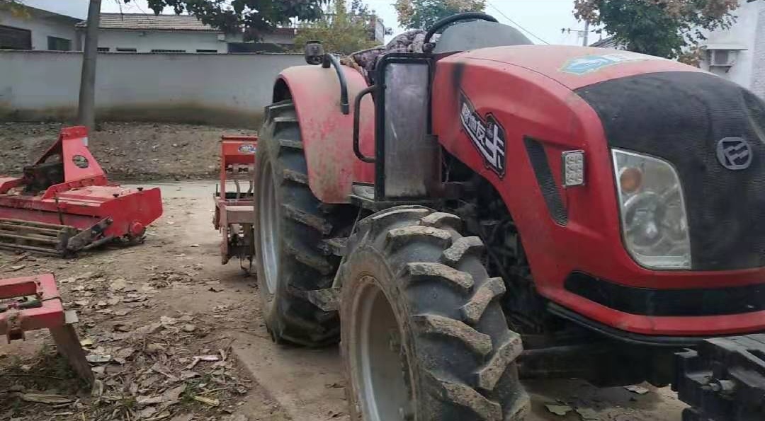 我的爸爸這么愛玩農(nóng)機(jī)車，但是玉米收割機(jī)更喜歡玩他
