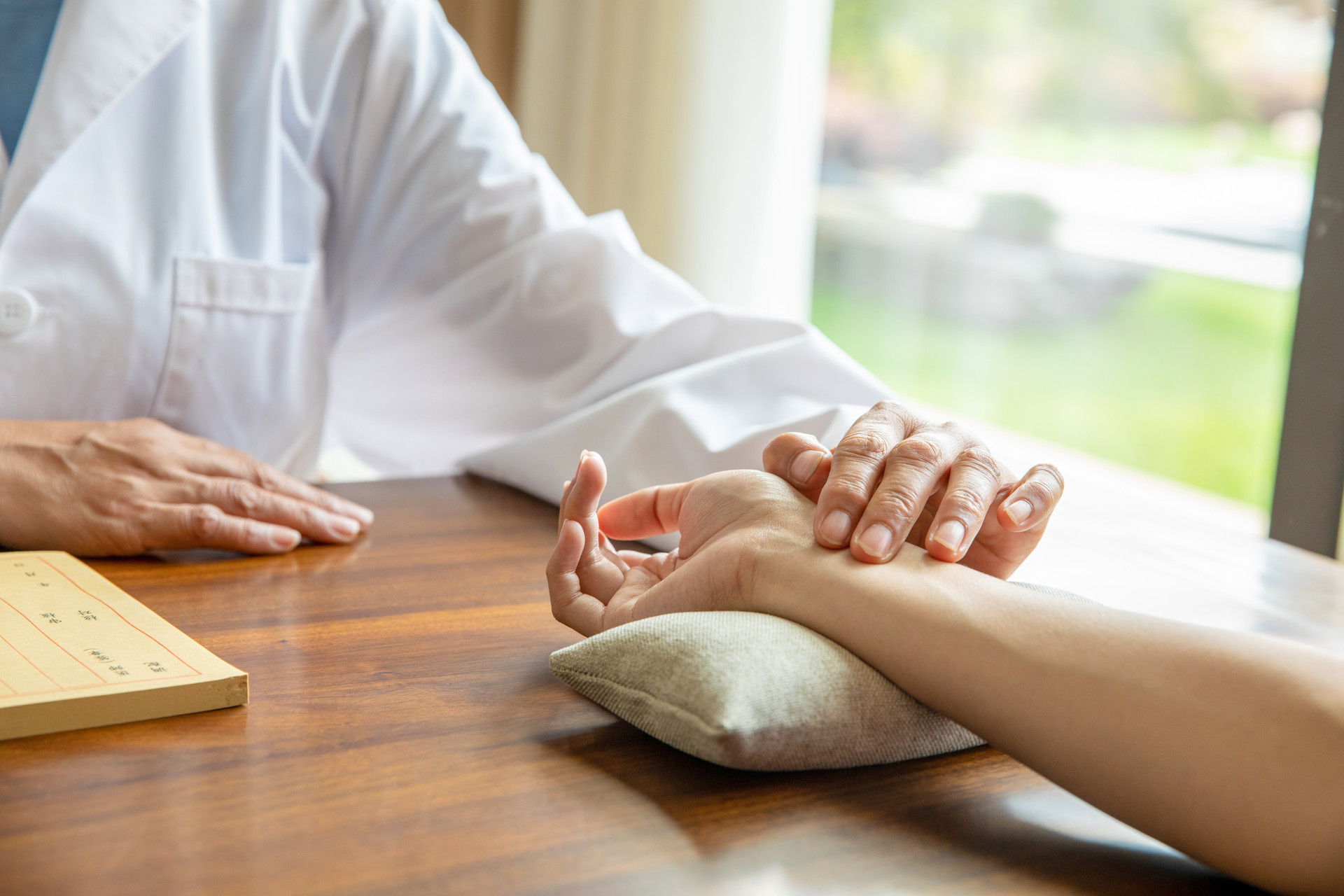 湖北省招收中医专业的专升本学校有几所？在武汉市内还是市外？