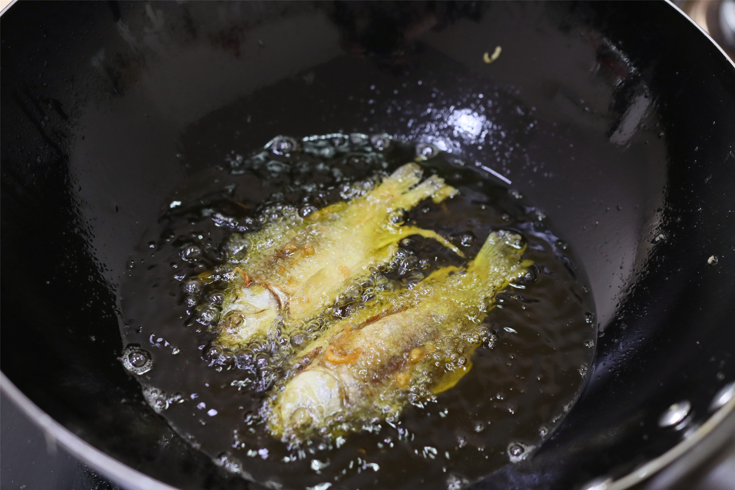 过年炸小鱼小虾，老手常用“生熟糊”，酥脆的掉渣，放凉也不回软
