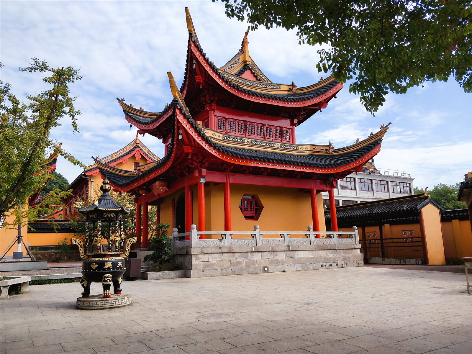 红色的飞檐,黄色的银杏树,金色的桂花,寺庙所点缀的绚烂秋色,让张家港