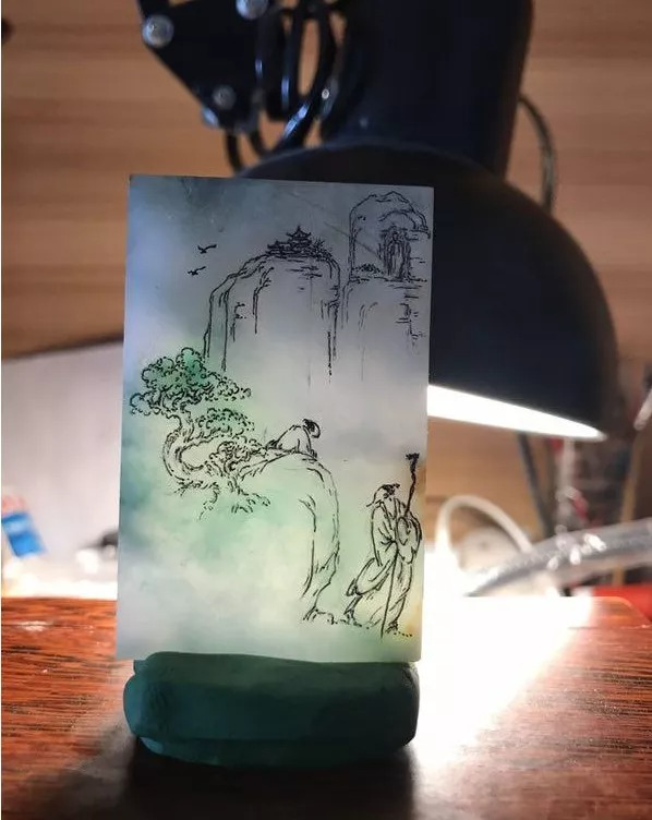 我是玉雕师,把飘绿色的翡翠雕刻成山水挂件,成品精致迷人