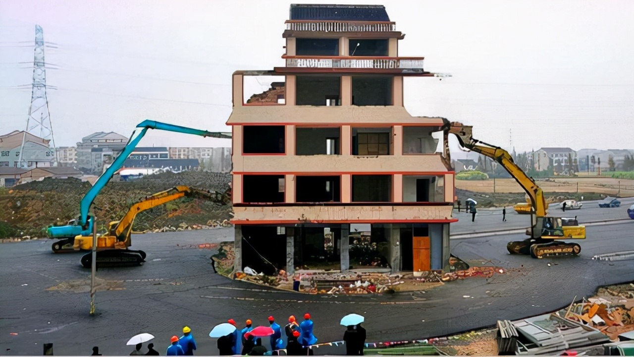 上海一钉子户,坚守12年终松口,交通障碍危害不在