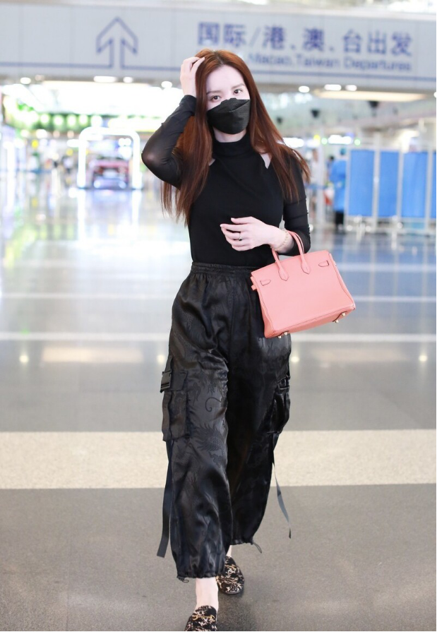 张萌胳膊上套黑丝小露香肩，女人味也太足了，这细腰长腿可真火辣