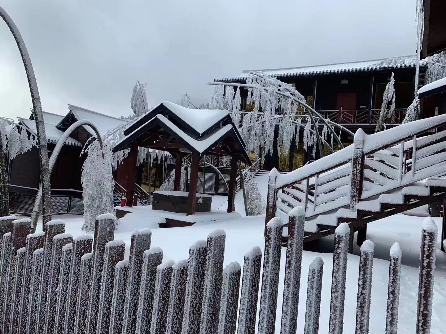 广州有哪些滑雪场哪个最好玩(南方冰雪世界，在广东这里就可以看云雾冰山、住雪屋，还有滑雪场)