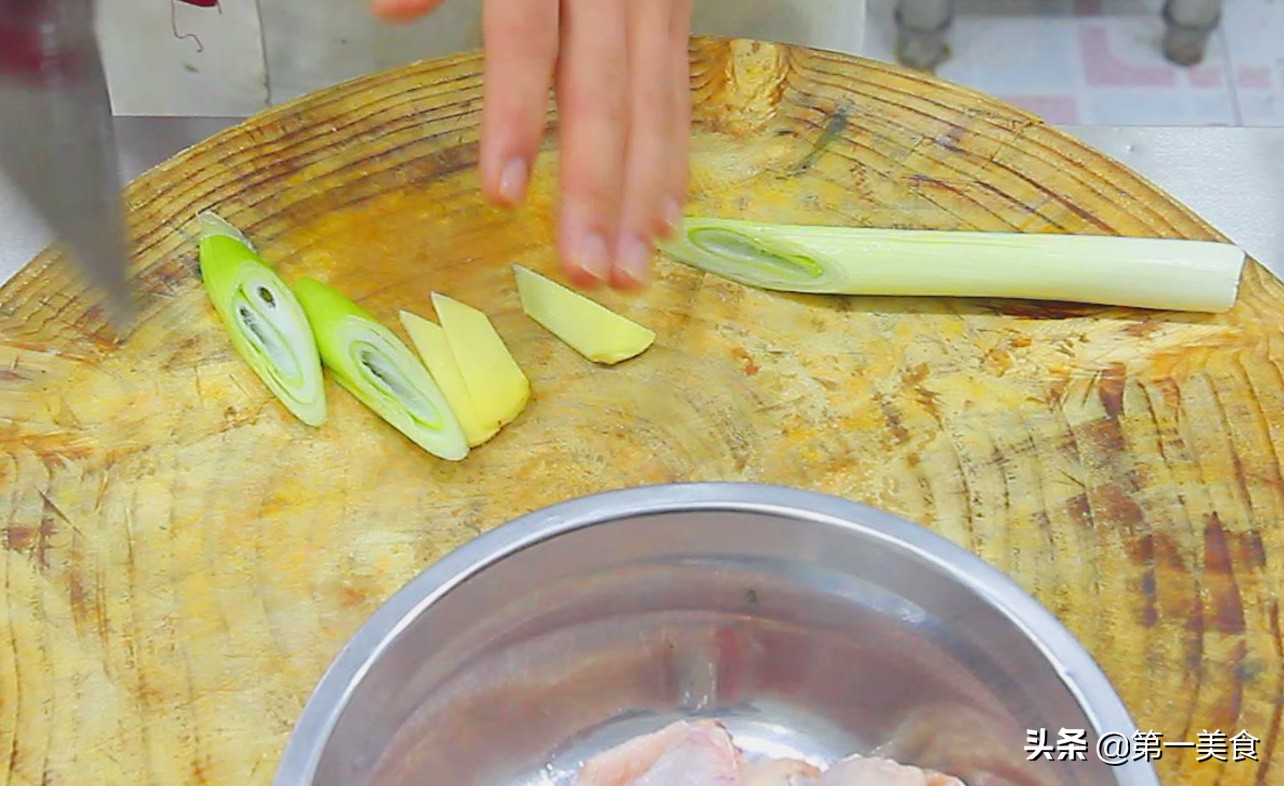 鸡翅的腌制方法（鲜香入味的鸡翅腌制技巧和烹饪教程）