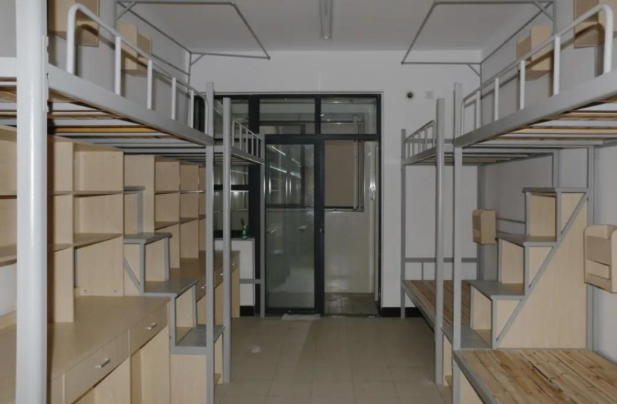 大学宿舍仿佛“贫民窟”，环境“脏乱差”，新生入学直呼：想退学