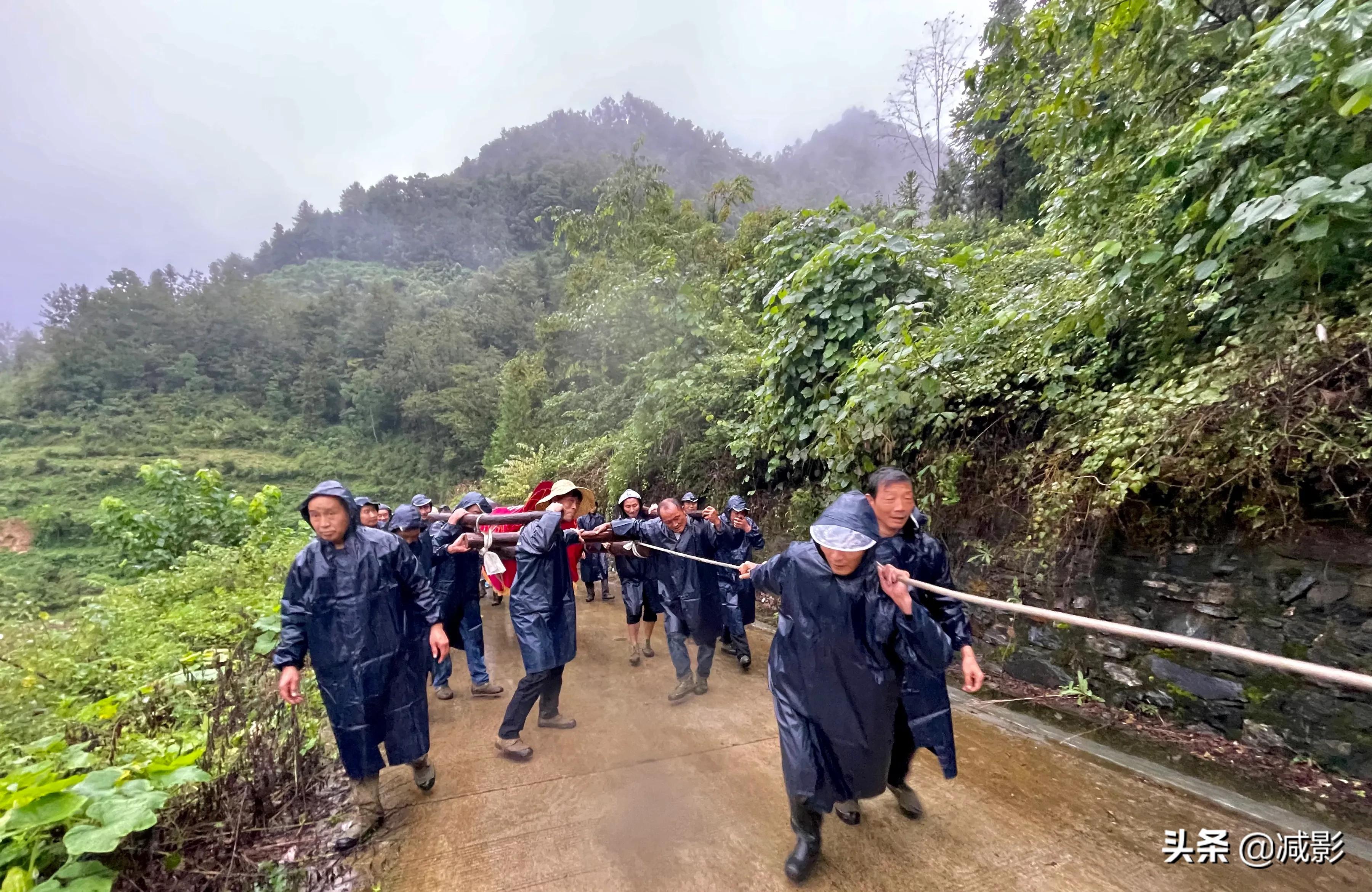 秦巴山区的葬礼，棺材800斤重需8人抬