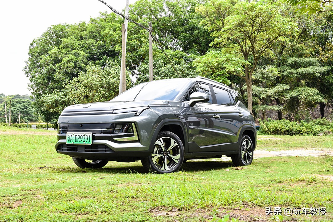 像闪电一样的车标是什么车新能源,像闪电一样的车标的电动车_友友