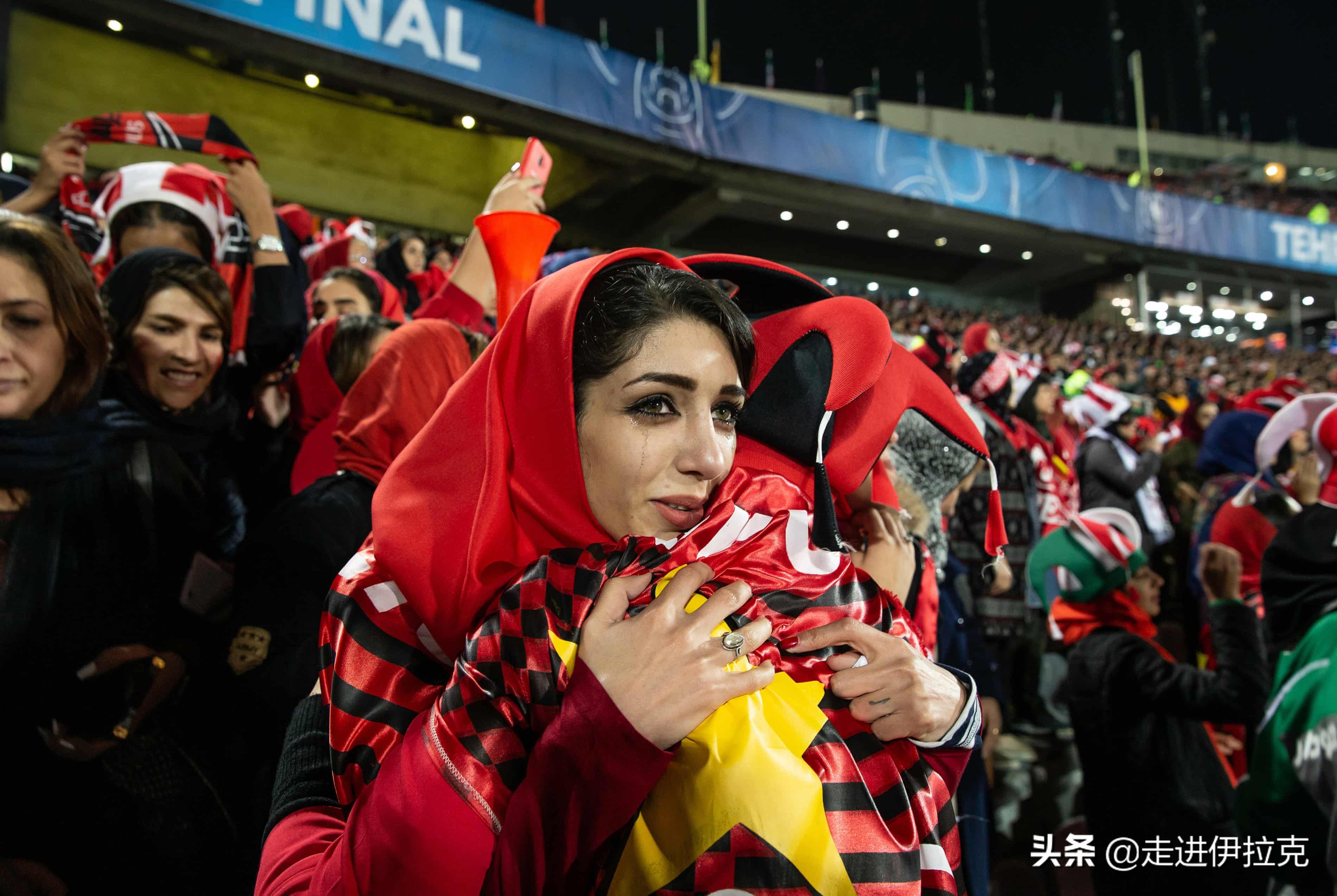 女人看世界杯(伊朗女性如何通过女扮男装进入体育场，观看她们最喜欢的足球比赛)