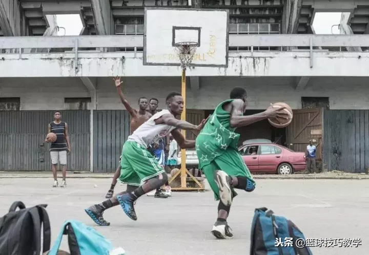 如何单手转篮球(实战必学！教你单手体前变向，学完这招你也能拿MVP！)