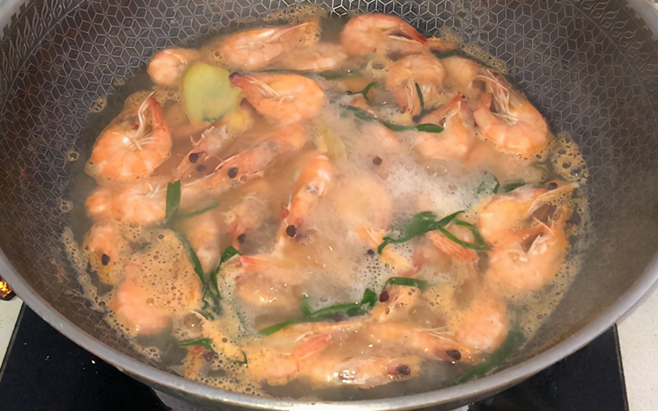 怎样做虾(大虾最简单的做法，3步搞定，原汁原味，一次多做点慢慢吃)
