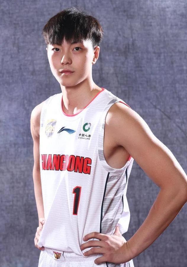 cba胡明轩哪个学校(cba球星之阳光少年胡明轩——跨越大半个中国的