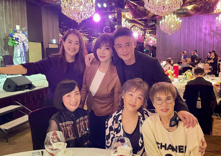 林心如为母办70大寿太奢华！霍建华陪笑合影，曾志伟前妻也捧场
