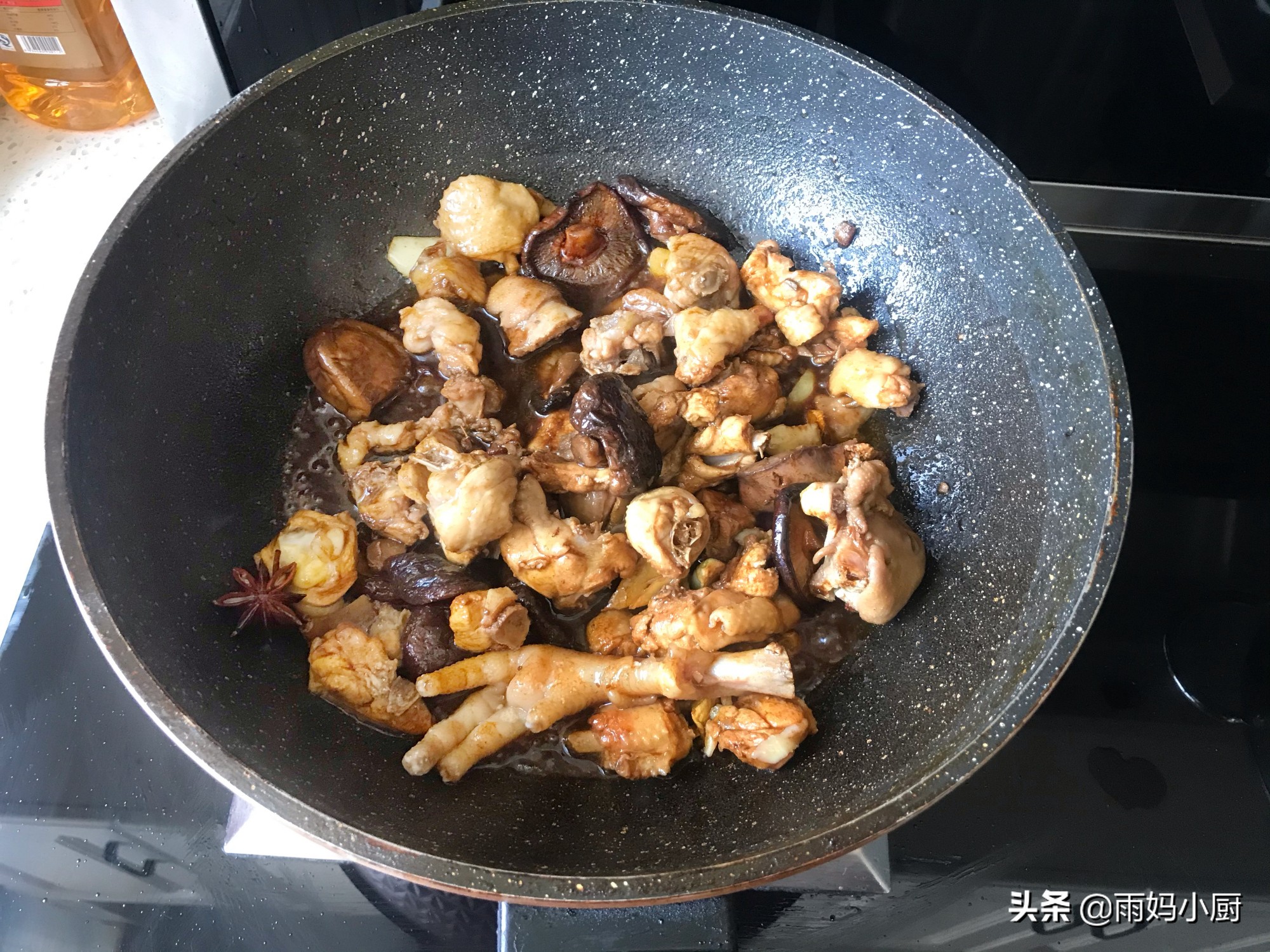 香菇粉皮燉雞的做法(天冷晚餐就愛一鍋燉,有菜有肉又下飯,營養美味,湯