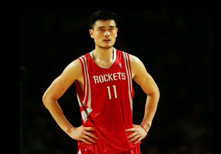 nba火箭为什么不排赛场(当年火箭为何会制定一条“姚明如果不扣篮，全队罚跑圈”的规定？)