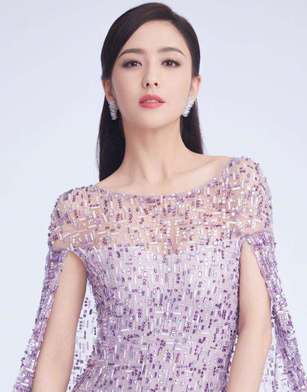 主持人服装女款图片(最美春晚主持佟丽娅穿搭) - 赤虎壹号