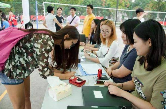 大学辅导员工资曝光，难怪985博士抢着当，网友：后悔没努力读书