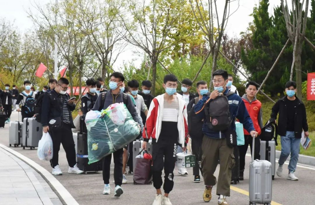 来荣成读大学：在蓝天碧海间绽放最美青春