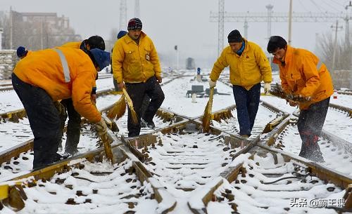 我，工作10年的铁路职工，看似光鲜高薪，其实活得像个笑话