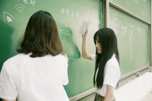 女大学生穿“日式校服”拍毕业照，甜美可爱却引人批评：有伤风化
