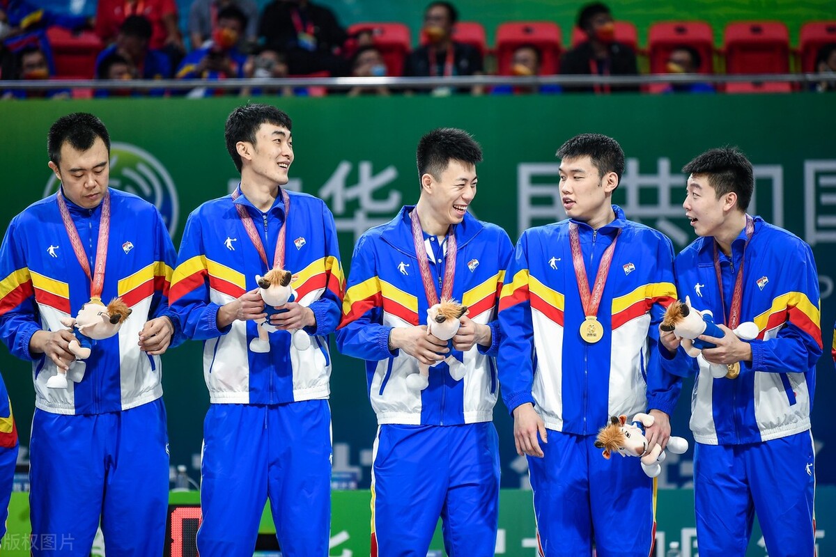 全运会辽宁男篮卫冕(姚明拒绝为辽宁颁奖却与杜峰热聊,球迷认为是双标