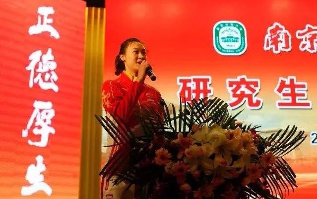 女足世界杯中央5女主持人(她们是球场玫瑰，也可以是全能学霸，女足让你看看什么是文武双全)