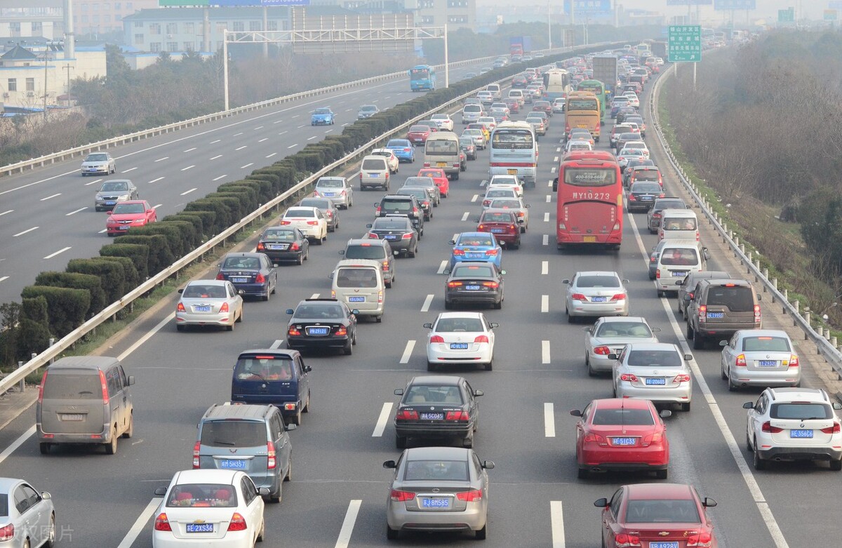 宅家是对的！郑州高速现5km堵车长龙 五一假期第一天堵你没商量