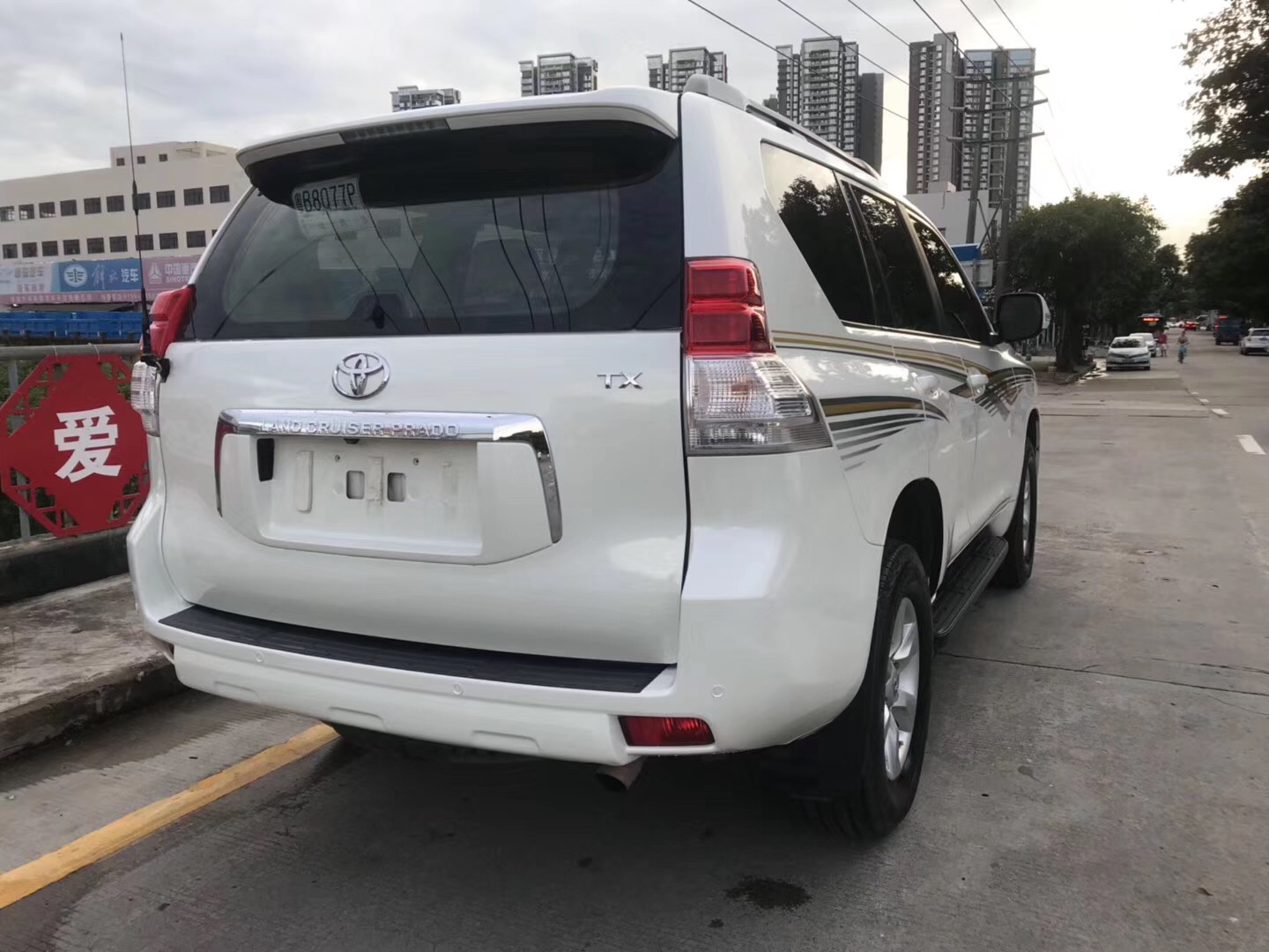 丰田普拉多作为国内极受欢迎的全能越野车,与其他硬派越