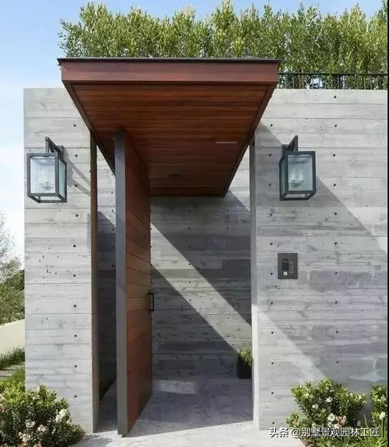 清灰色调的简奢别墅庭院设计，一面素实水泥墙，美了一个院子