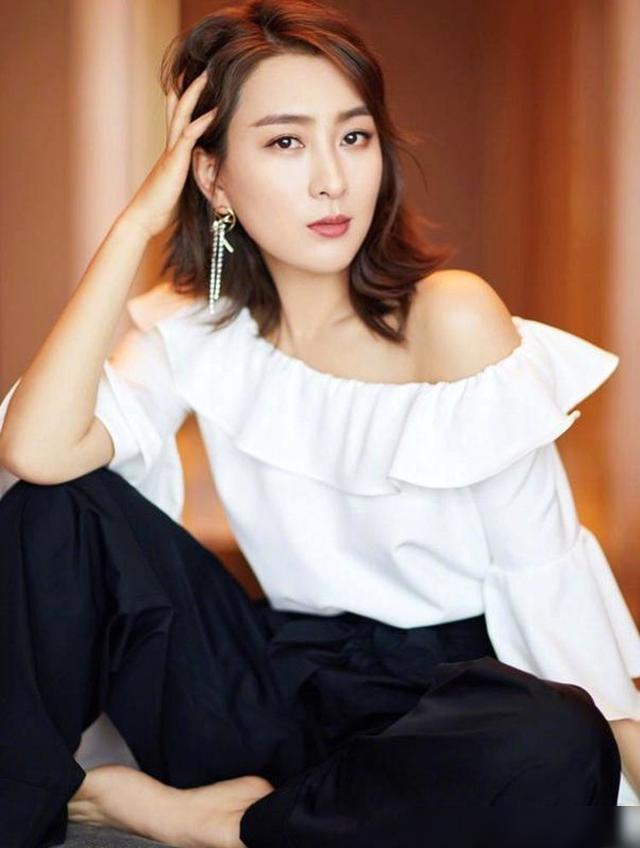 马苏真是气质实力派,穿米色礼服看似简单,但这气场一般人比不上