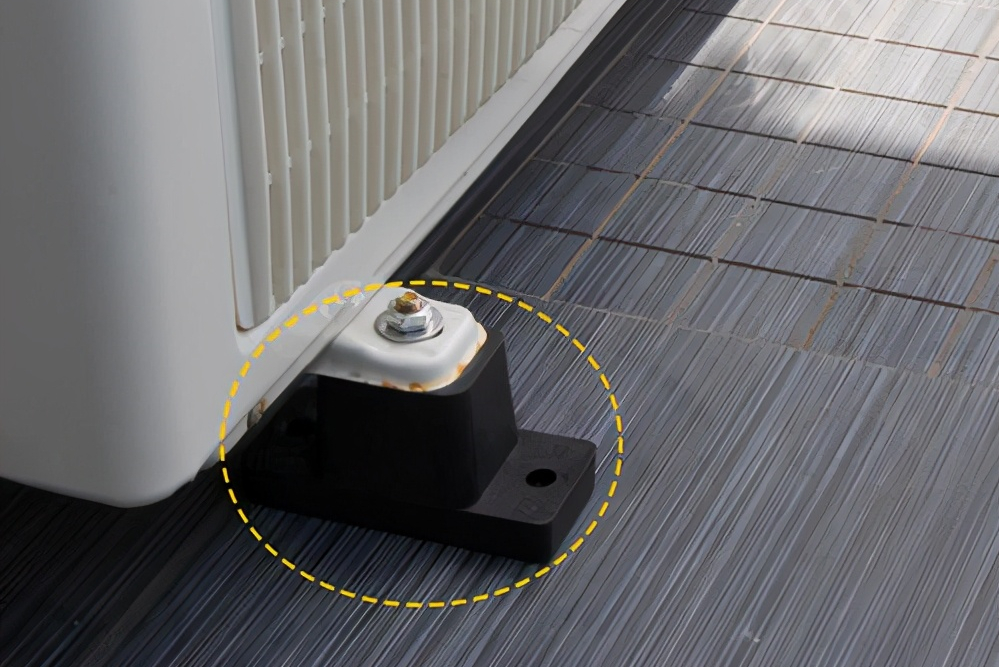 减震垫安装不当空调的安装规范和定期保养关系着室外机的噪音大小.